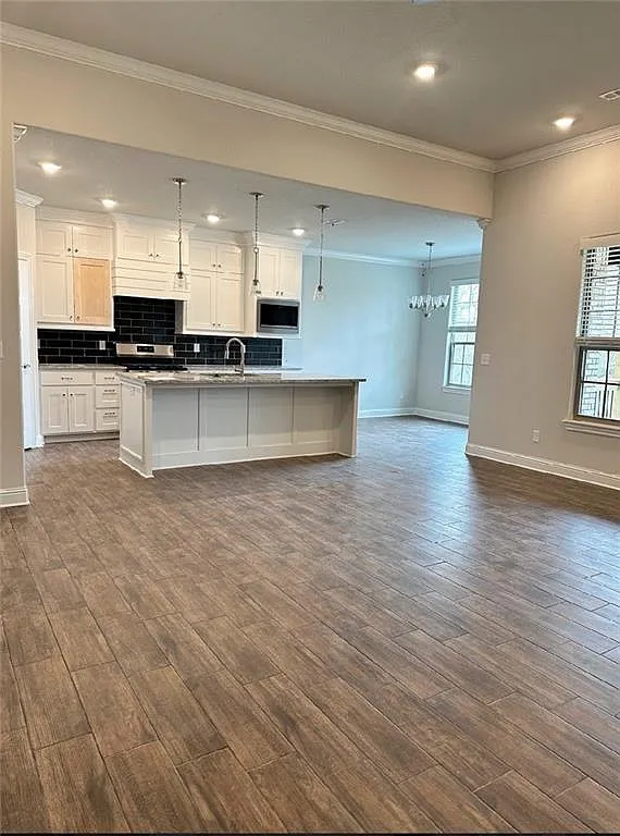 1231 Leslie St — Photo 3