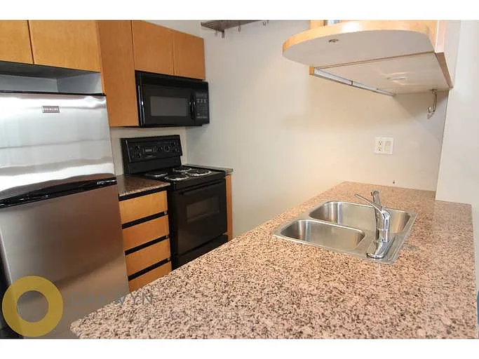 1189 Howe St #1A photo 1