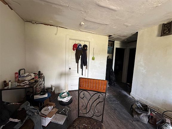 5th image of 619 W Clarke St