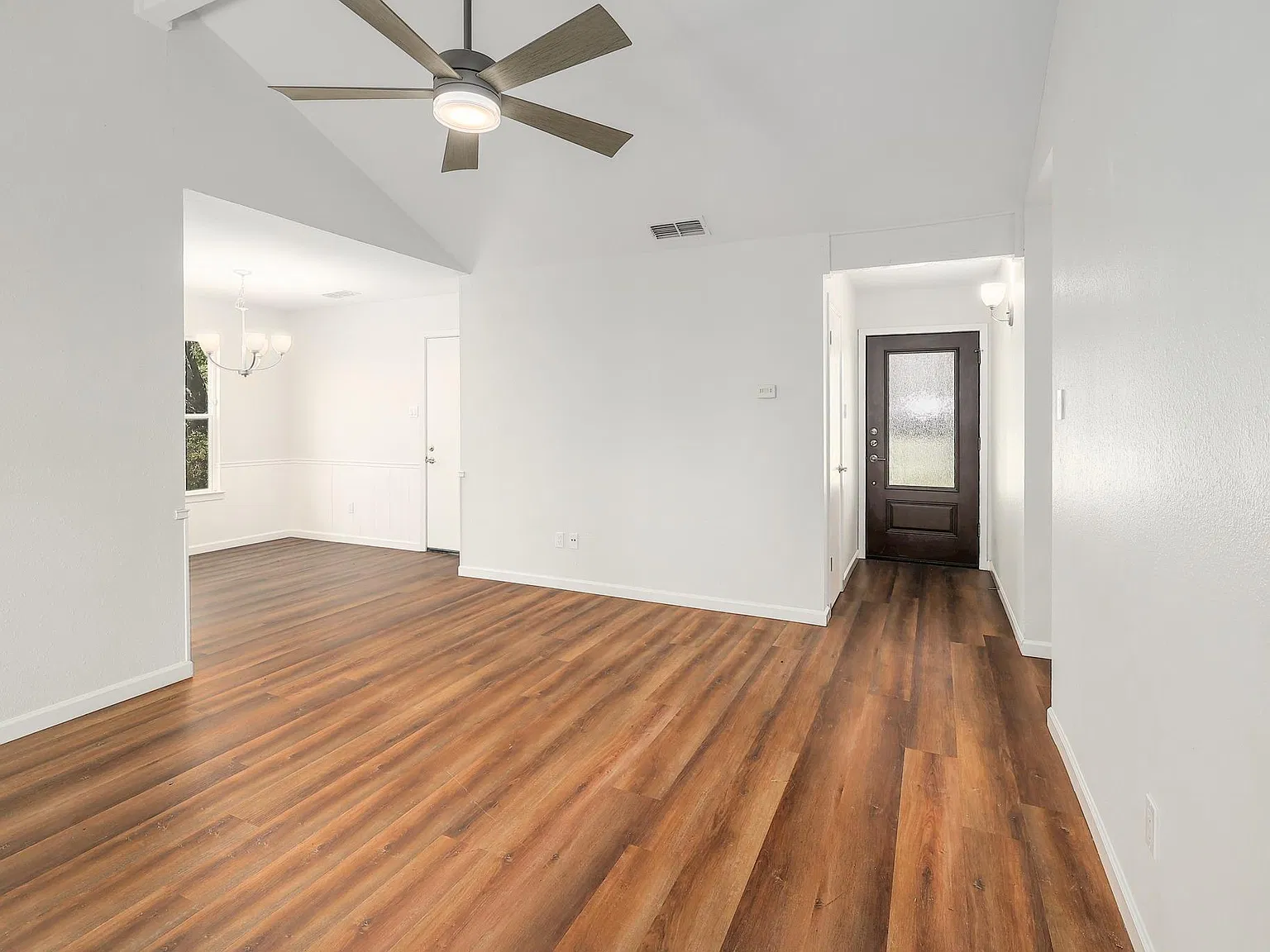 3 bed, 1.5 bath, 1010 sqft, $2,400 — Photo 4