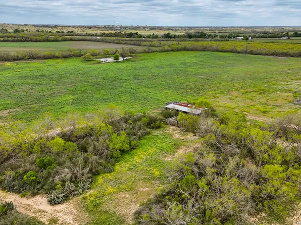 1001 S IH 35, Devine, TX 78016