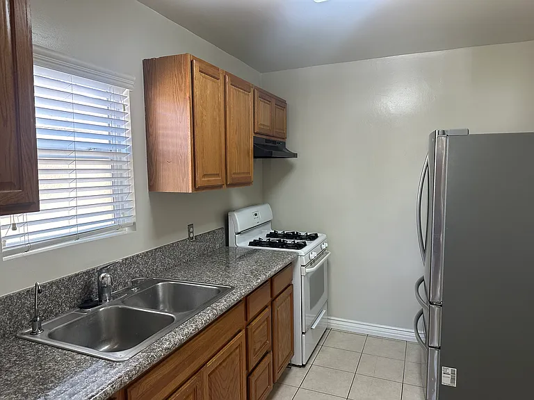 924 Estelle Ave #E — Photo 4