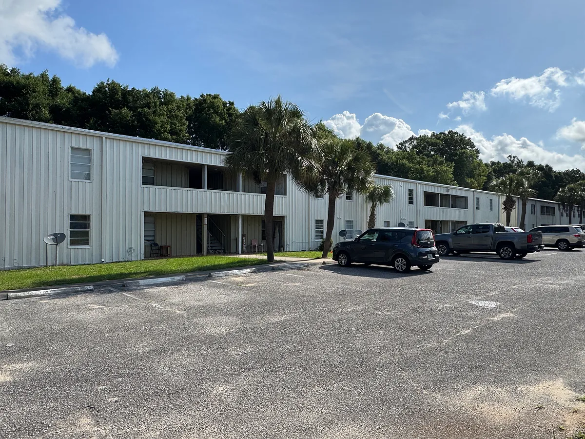 Building Photo - Willow Tree Apartments