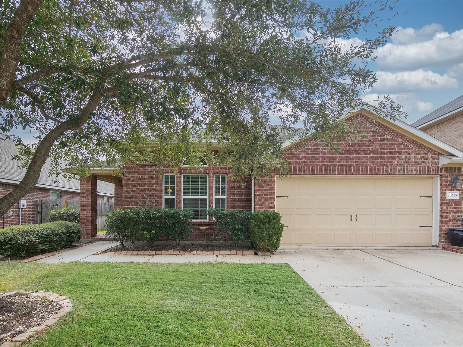 3 bed, 2.0 bath, 2006 sqft, $2,200 — Photo 1
