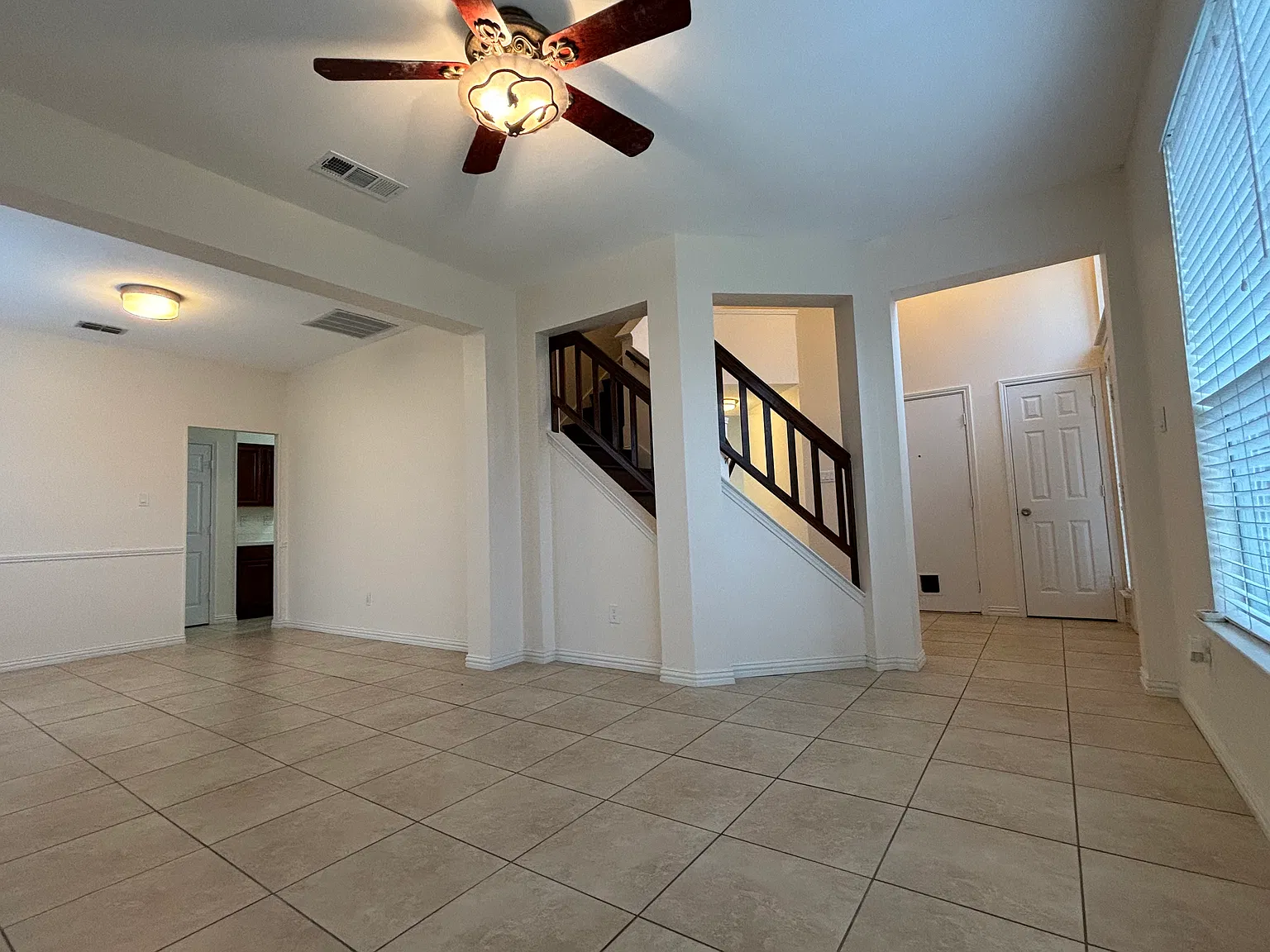 3 bed, 2.5 bath, 2225 sqft, $2,200 — Photo 3