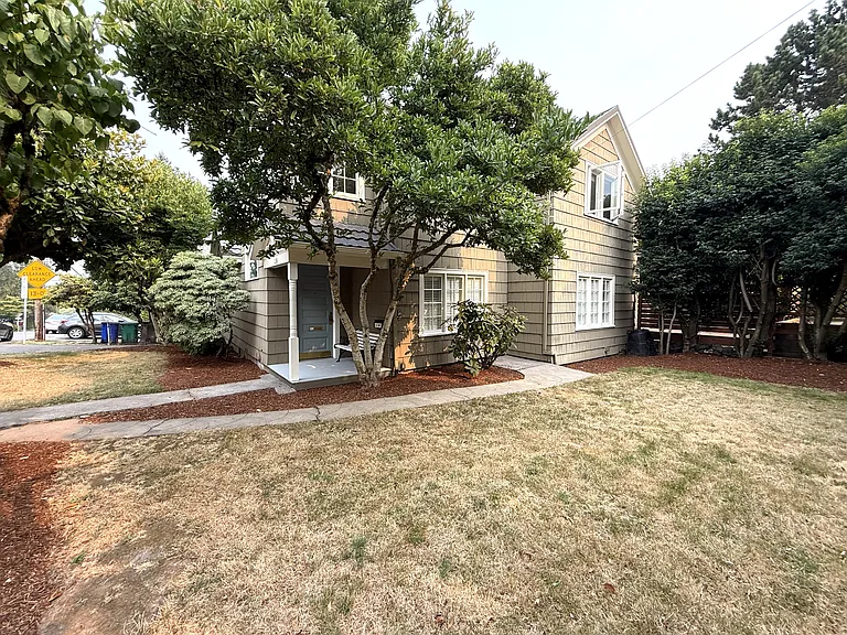 1136 SW Gibbs St #A — Photo 1