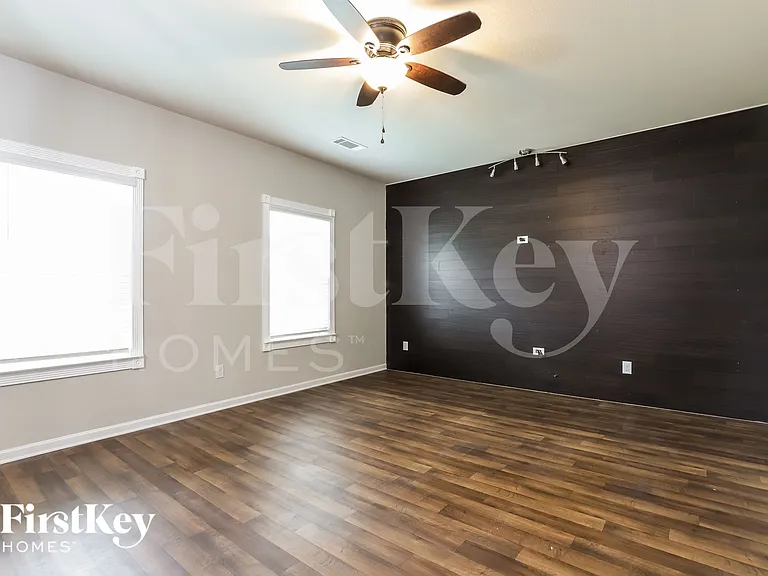 1006 Independence Ave — Photo 3