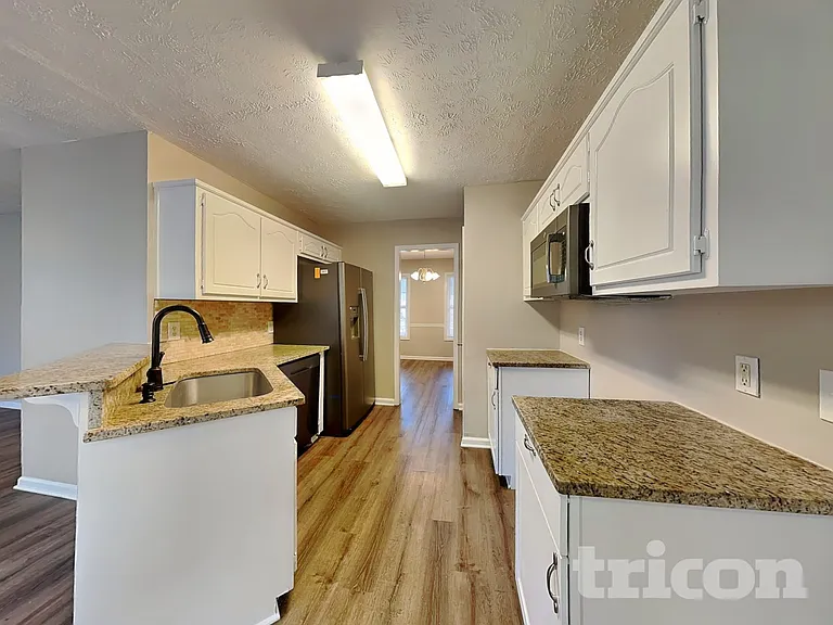 401 Breeze Way — Photo 6