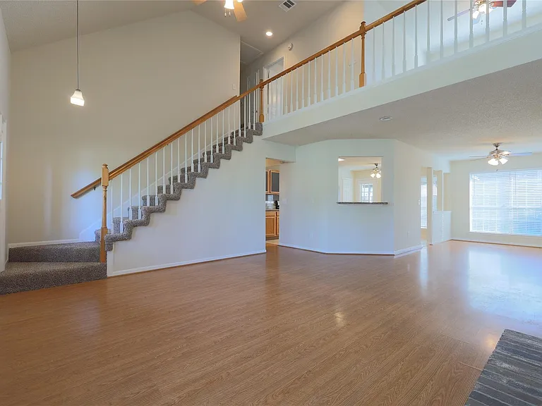 10015 Red Wolf Ln — Photo 3
