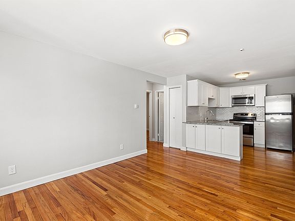 3rd image of 121 Warren St APT 4