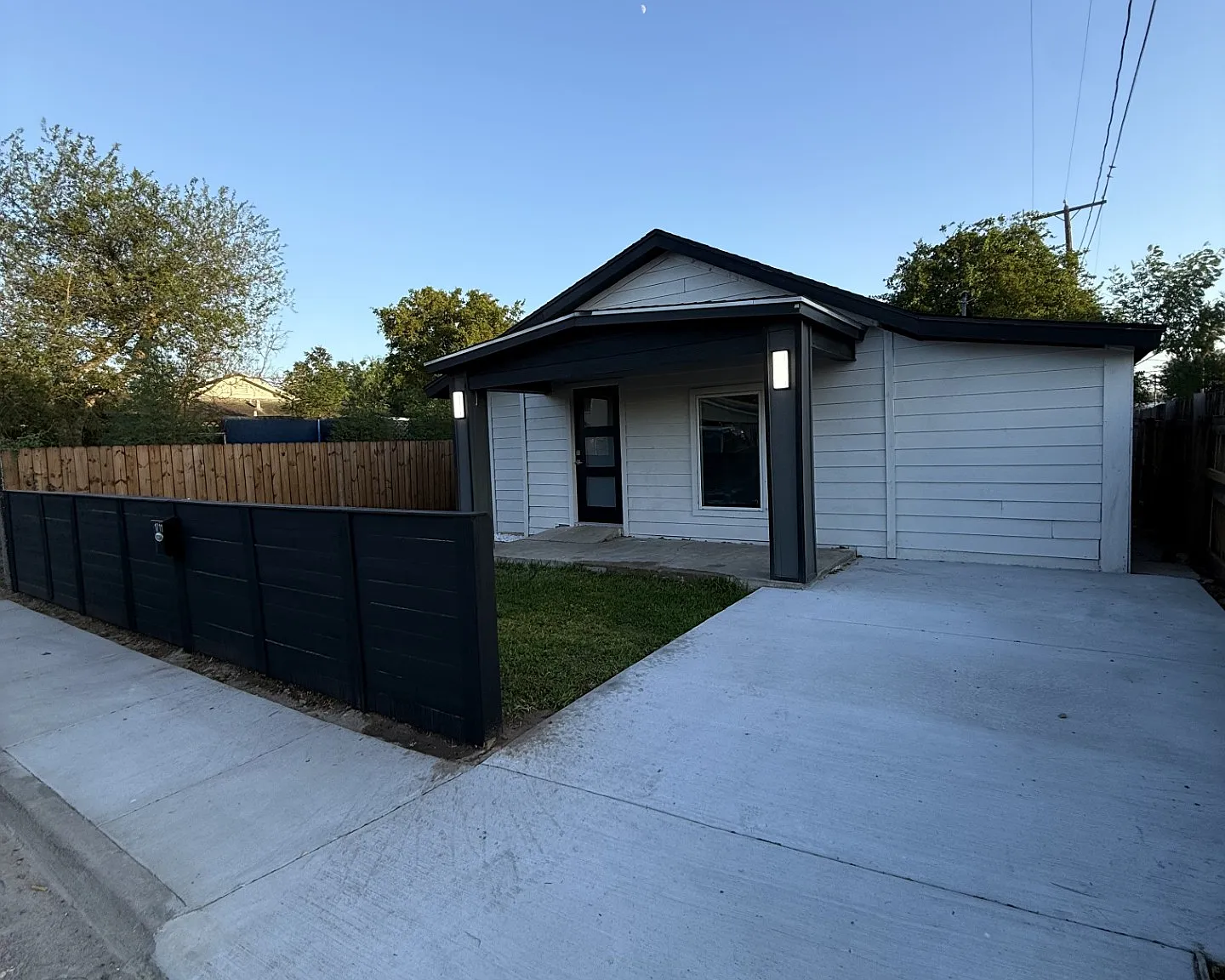 1711 Ivy Ave — Photo 1