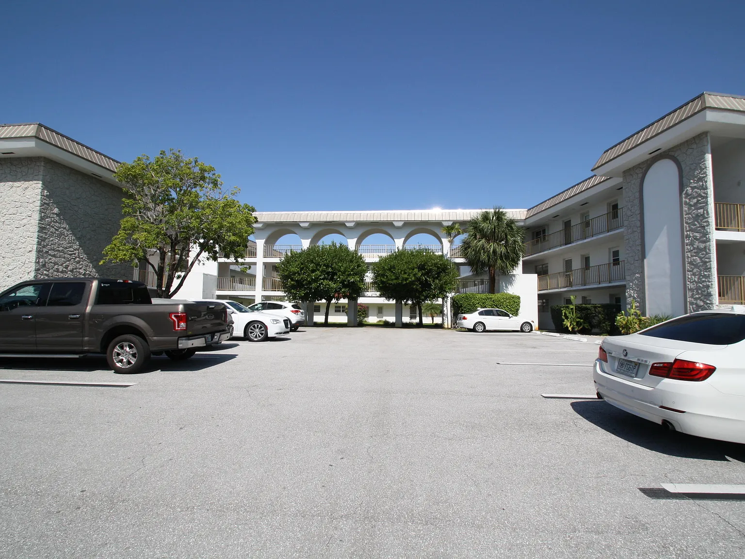 1 bed, 1.5 bath, 850 sqft, $1,700 — Photo 2