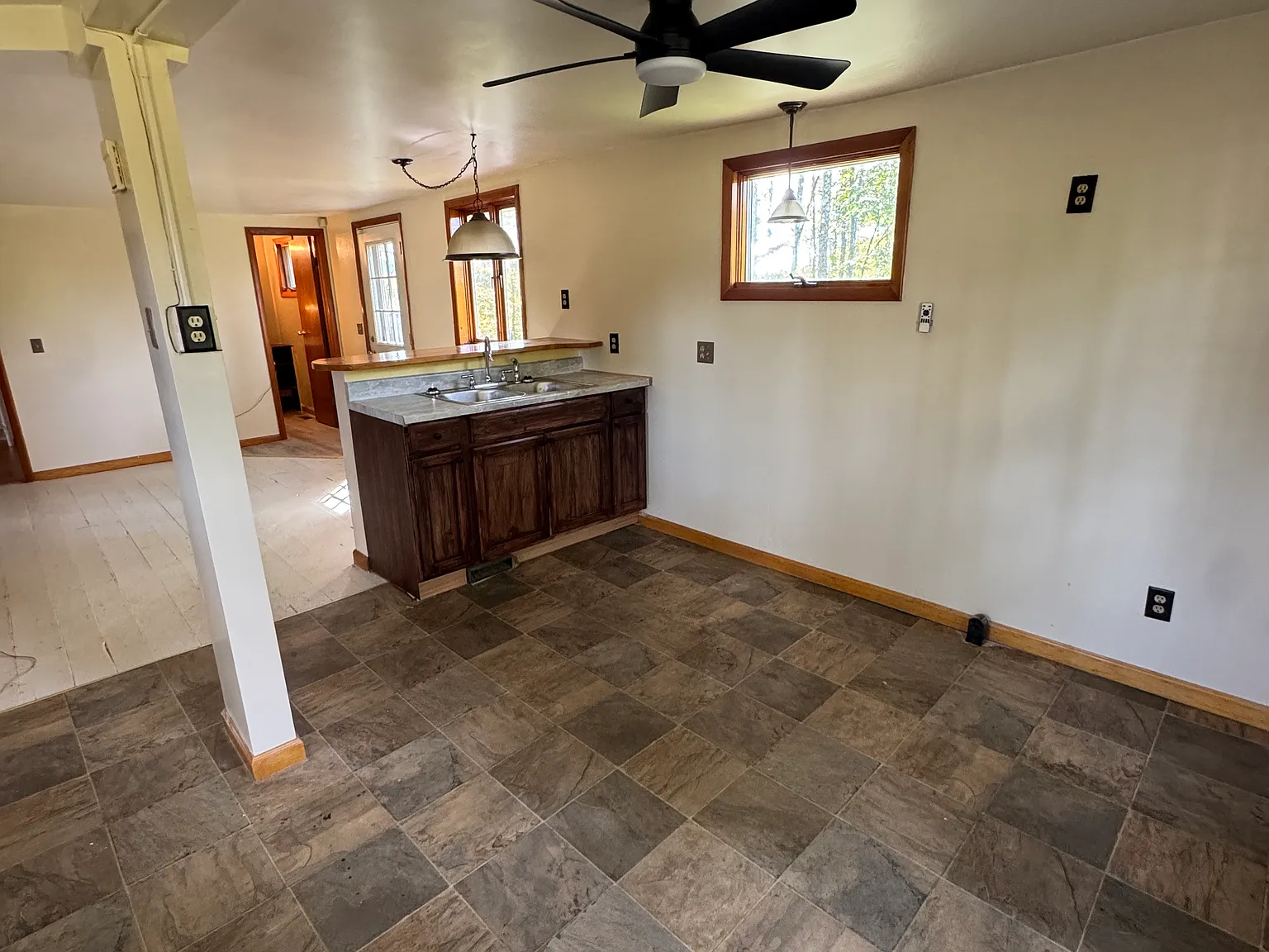 1 bed, 1012 sqft, $1,350 — Photo 4