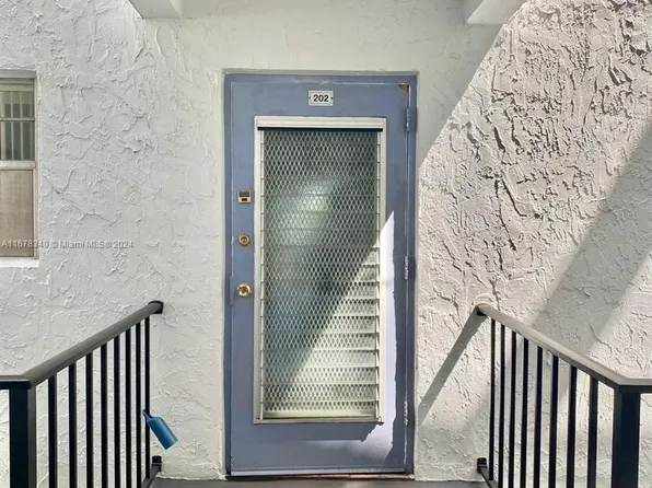 3000 E Sunrise Lakes Dr E #202, Sunrise, FL 33322