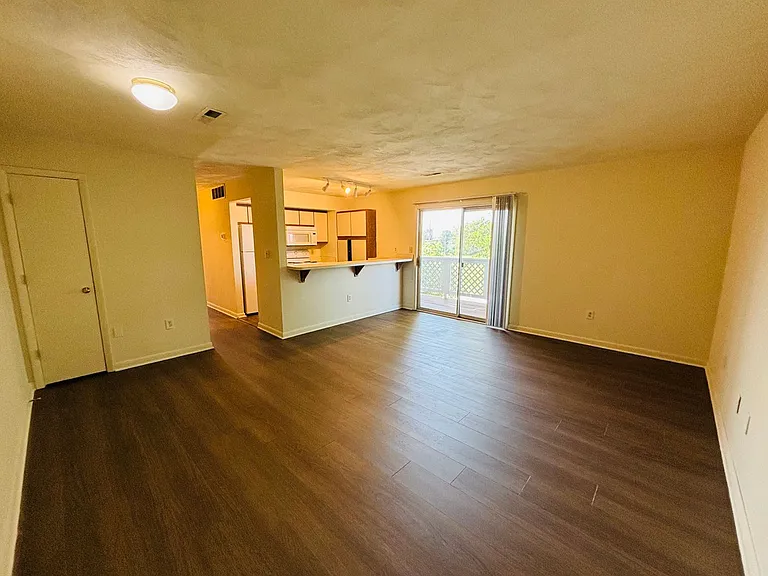 824 Cascade Ct — Photo 2