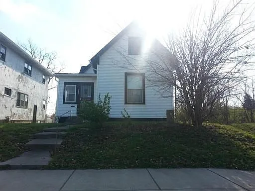 733 W 31st St photo 1