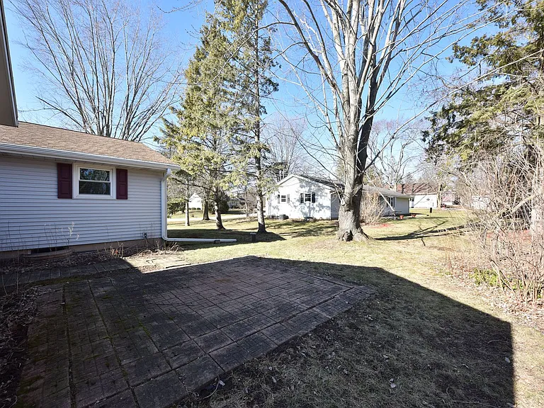 1538 W Liebau Rd — Photo 36