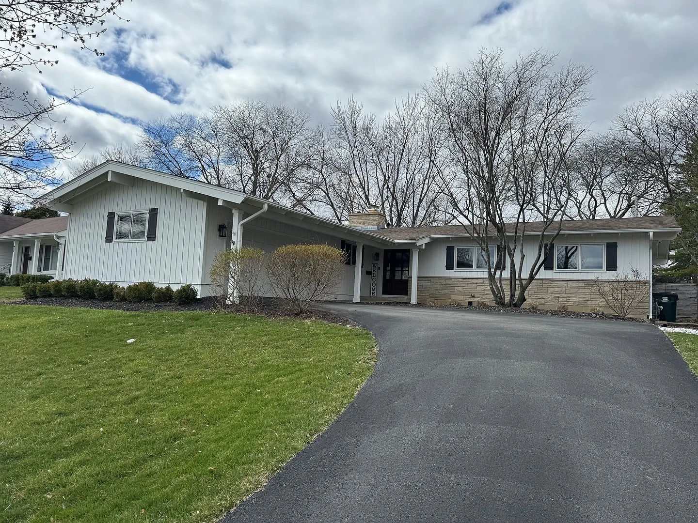 808 Skyline Dr photo 1