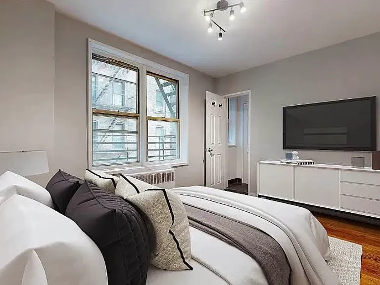 928 2nd Ave #FOUR — Photo 2