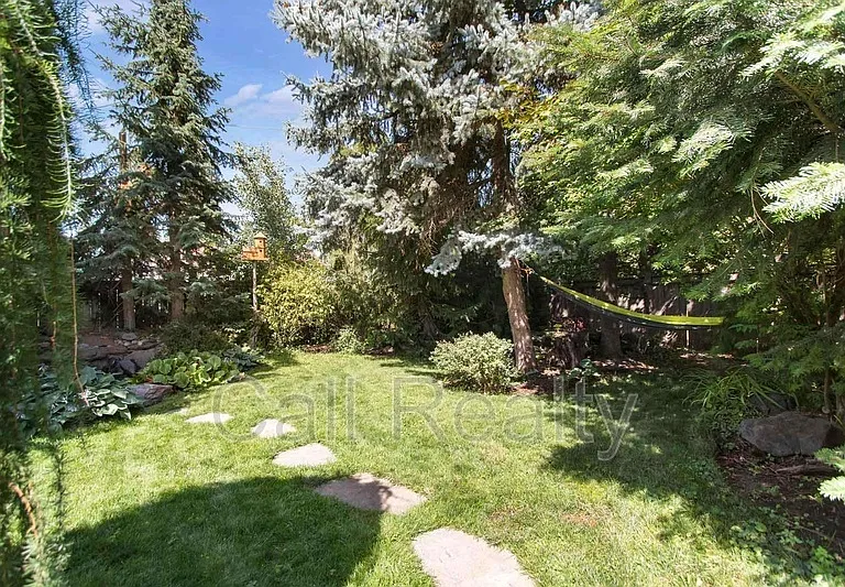 1117 E 33rd Ave — Photo 24