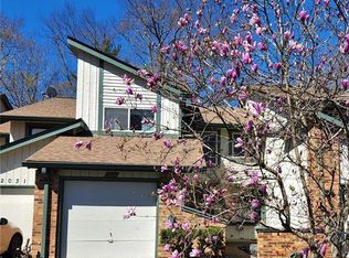 2033 Painted Leaf Dr, Maryland Heights, MO 63043
