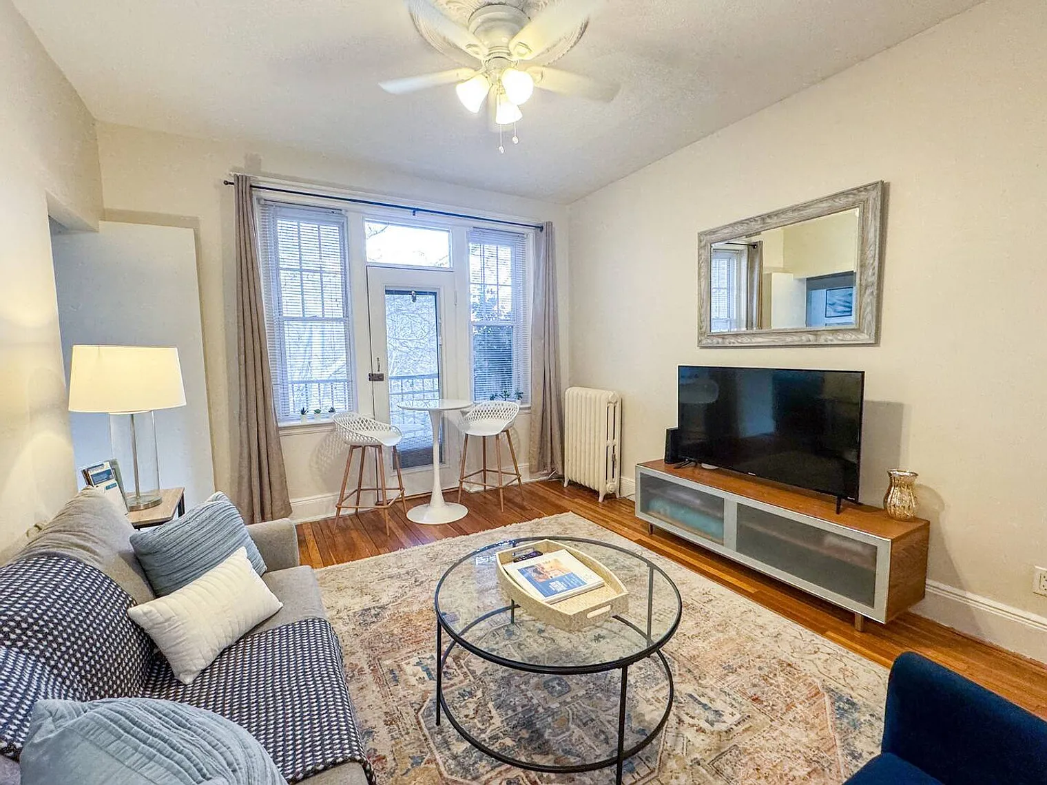 2 bed, 1.0 bath, 764 sqft, $5,040 — Photo 1
