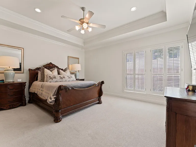 228 E Greens Dr — Photo 6