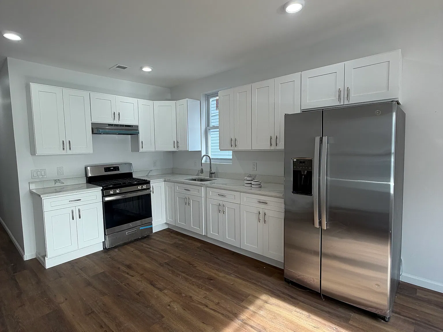 4 bed, $3,000 — Photo 1