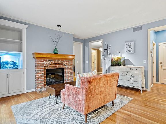 4th image of 14405 Goddard St
