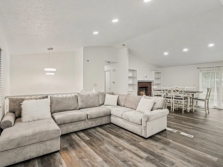 5301 W Olympic Cir — Photo 3