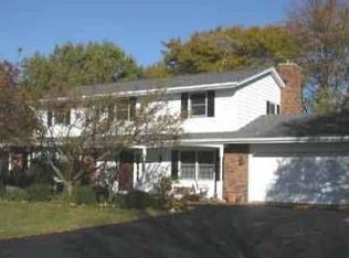 10672 Crestview Dr, Cedarburg, WI 53012