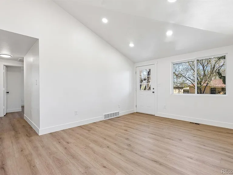 363 S Ivy St — Photo 5