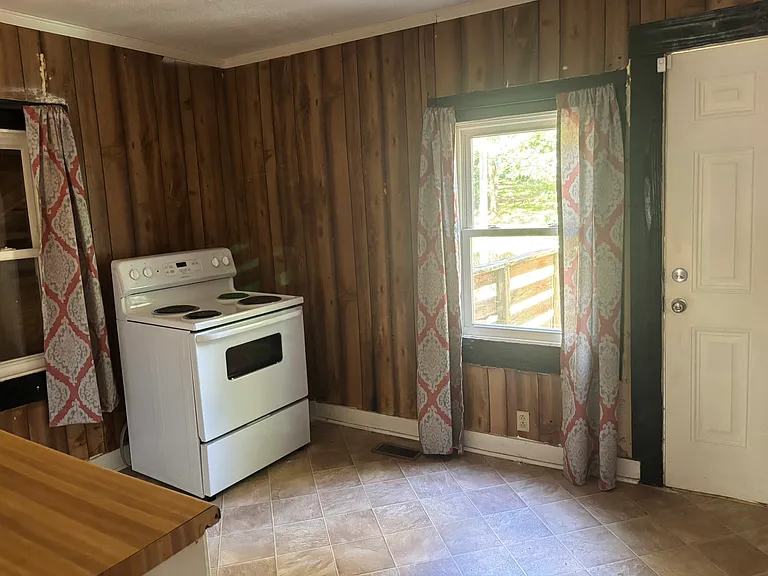 1844 Holly Ave — Photo 8
