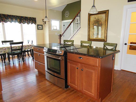 Kitchen-Maple Cabinets