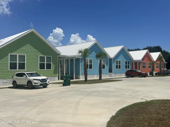 300 Seminary Dr #2, Bay Saint Louis, MS 39520