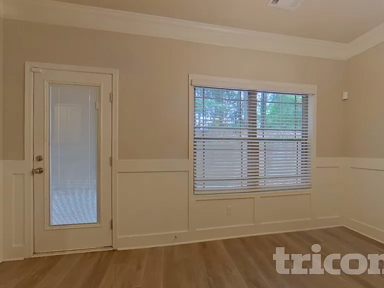 817 Crescent Way — Photo 2