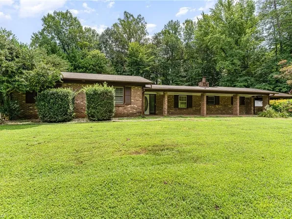 2725 Spicewood Dr, Winston Salem, NC 27106