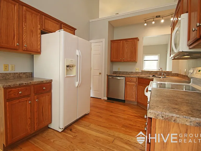155 Chelsea Cir — Photo 9