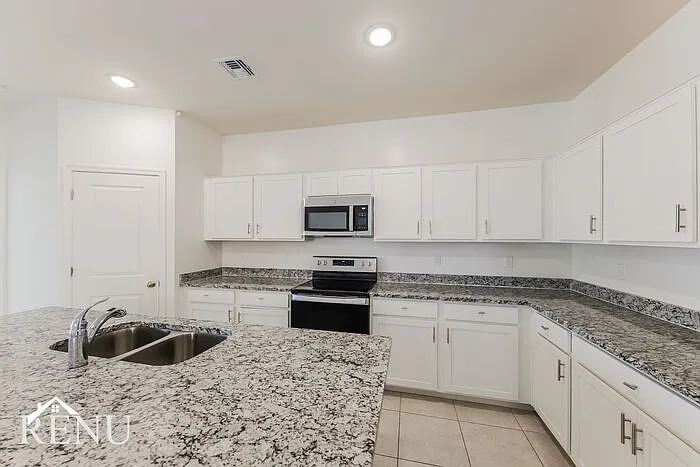4 bed, 3.0 bath, 1912 sqft, $1,935 — Photo 3