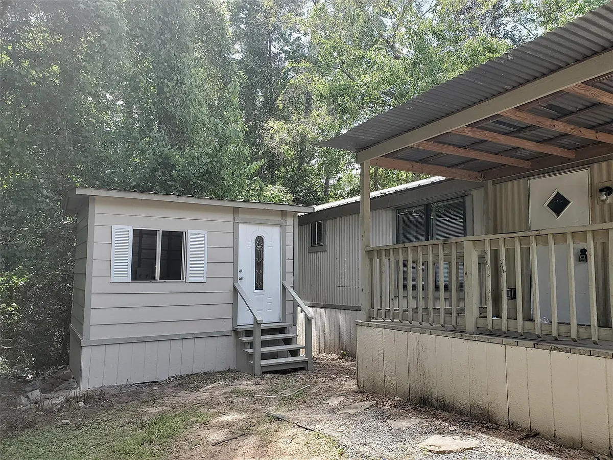 Building Photo - 886 Queenswood