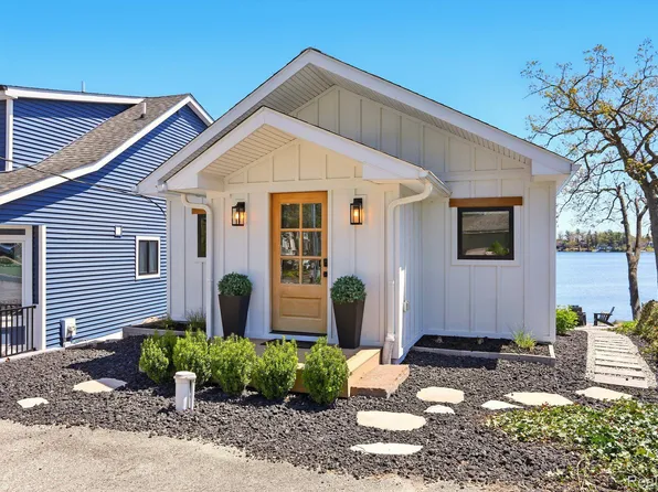 807 Pine Tree Rd W, Lake Orion, MI 48362