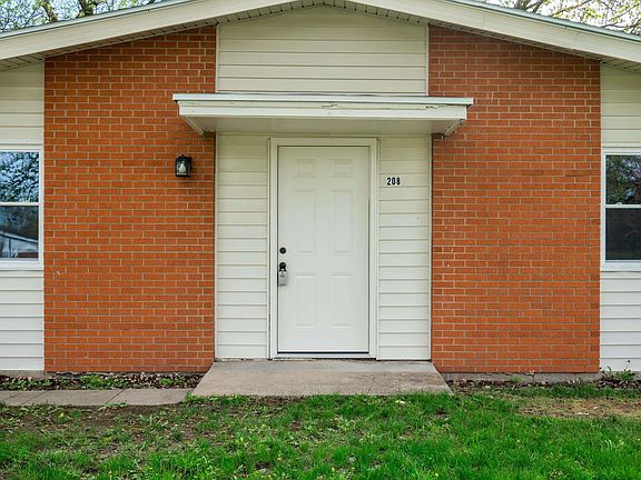 4th image of 208 Ivy Ln