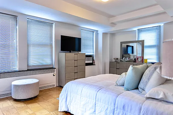 Rented by Manhattan Realty Group | media 11