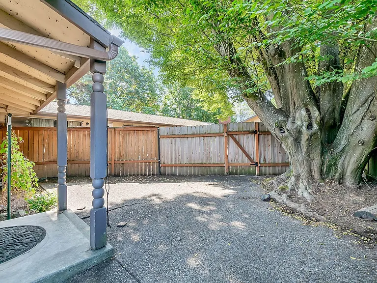 Ferry St - 4 Plex — Photo 17