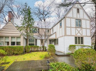 20 Sussex Rd, Great Neck, NY 11020