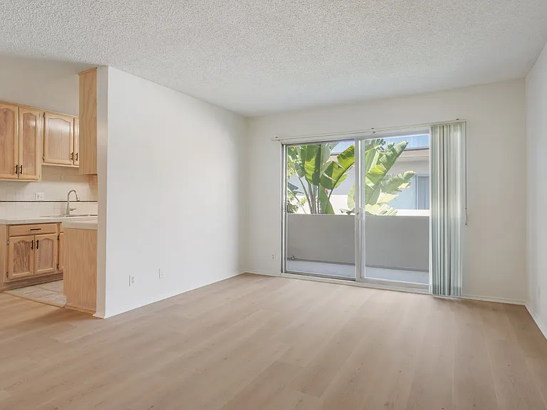 1324 Barry Ave #6 — Photo 4