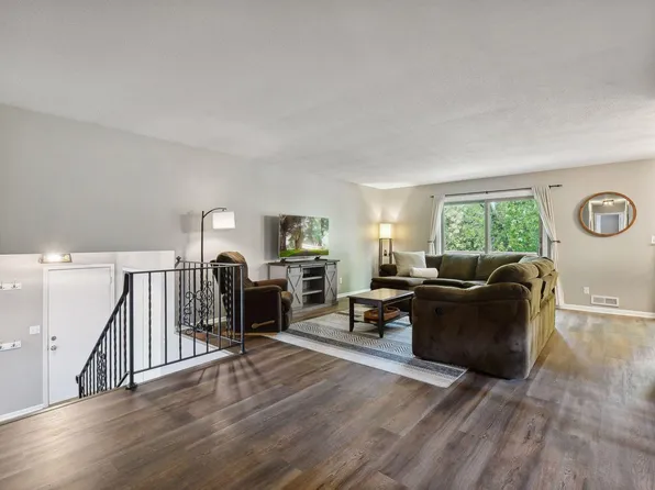 8735 Leeward Cir, Eden Prairie, MN 55344