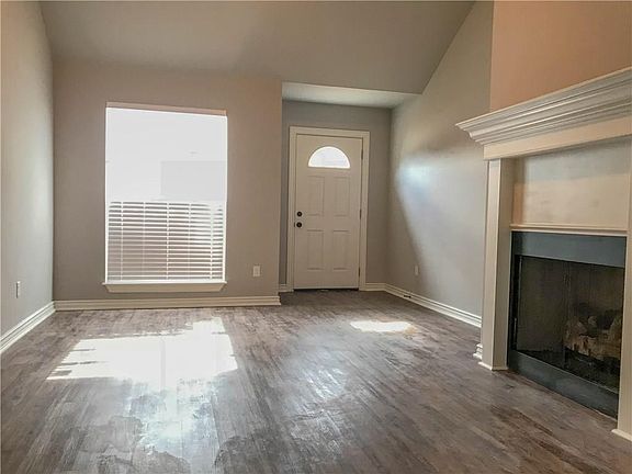2nd image of 1001 Oakwood Ln