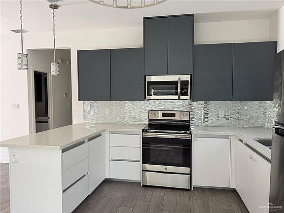 3rd image of 904 W Carmel Ave #1