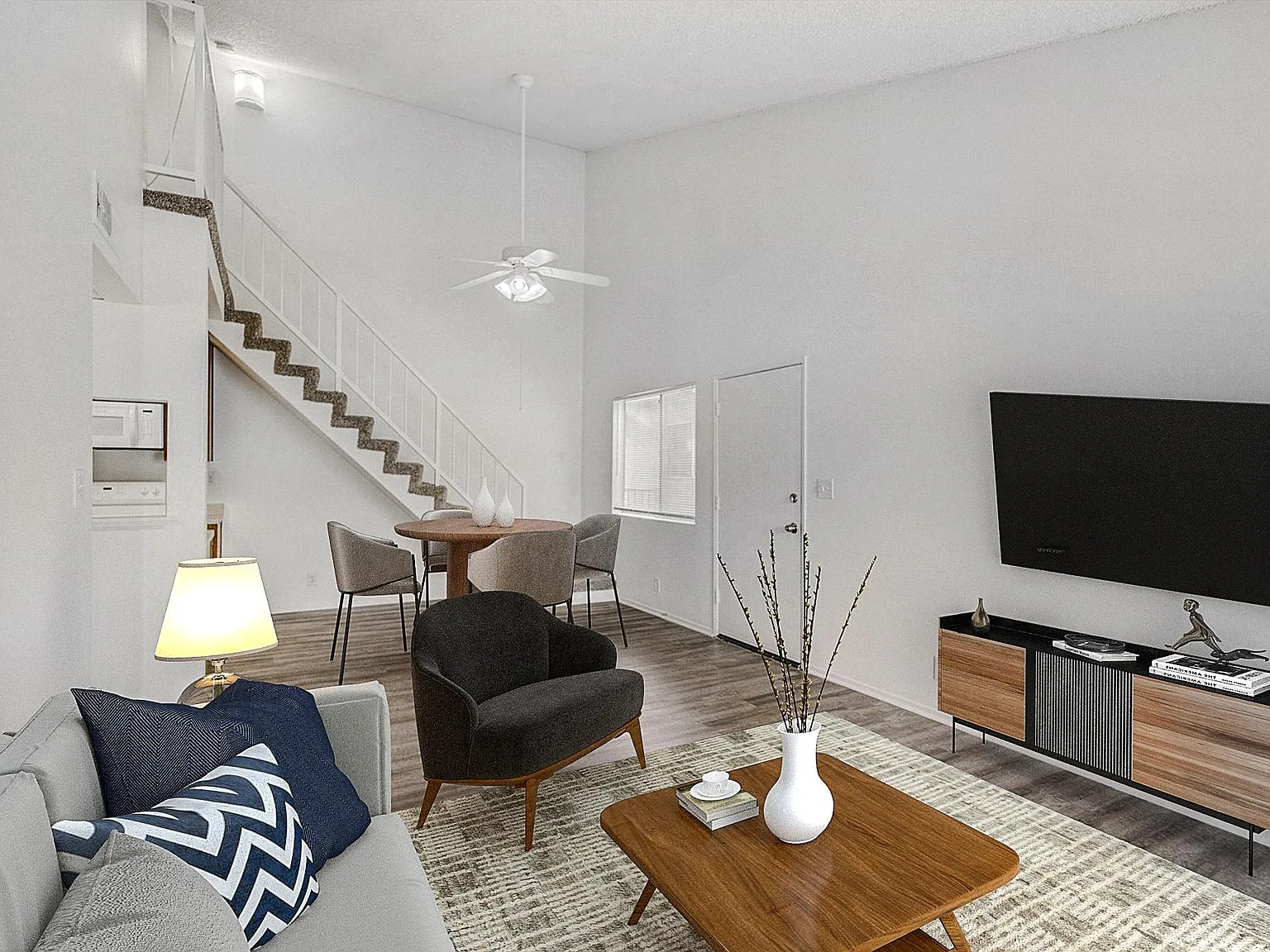 Las Flores Apartments — Photo 2